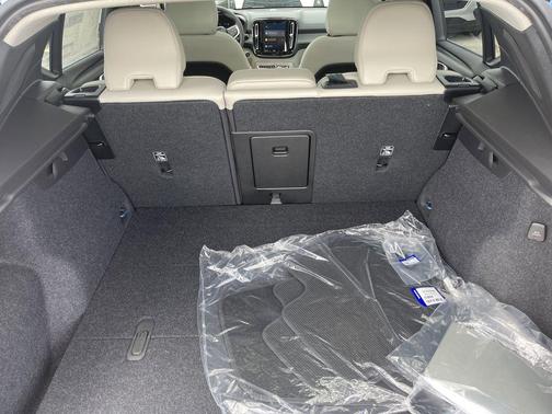 2025 Volvo XC40 B5 Ultra Dark Theme