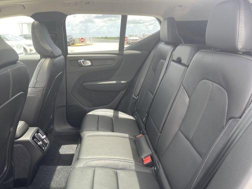 2025 Volvo XC40 B5 Ultra Dark Theme
