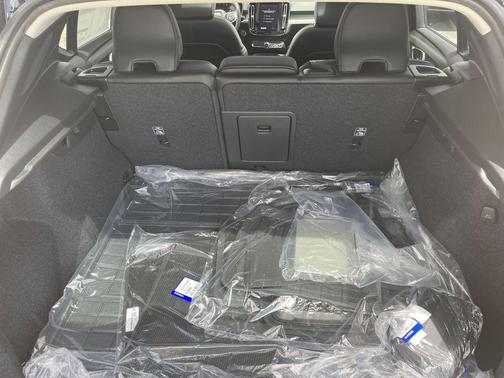 2025 Volvo XC40 B5 Ultra Dark Theme