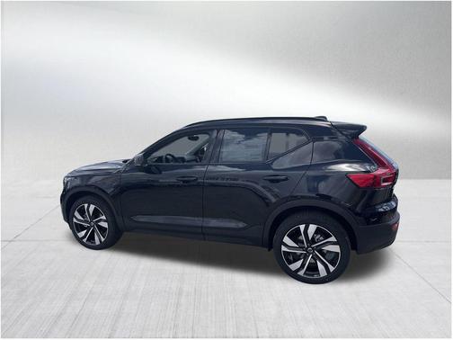 2025 Volvo XC40 B5 Ultra Dark Theme