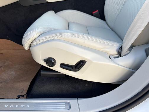 Crystal White Pearl 2026 Volvo XC90 B6 Ultra 7-Seater