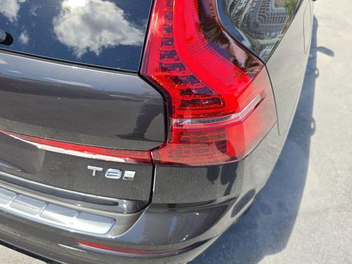 2025 Volvo XC60 Plug-In Hybrid T8 Plus