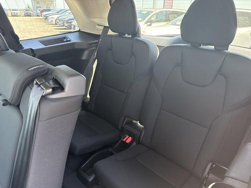 2025 Volvo XC90 B6 Core