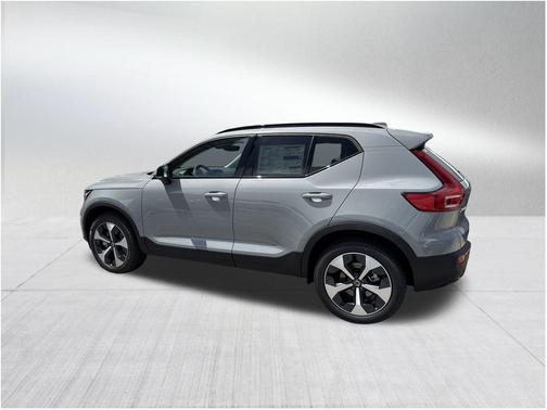 2025 Volvo XC40 B5 Plus Dark Theme