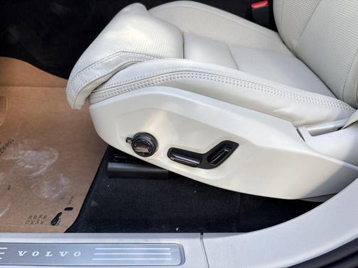 2026 Volvo XC90 Plug-In Hybrid T8 Ultra Dark Theme 7-Seater