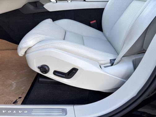 2026 Volvo XC90 Plug-In Hybrid T8 Ultra Dark Theme 7-Seater