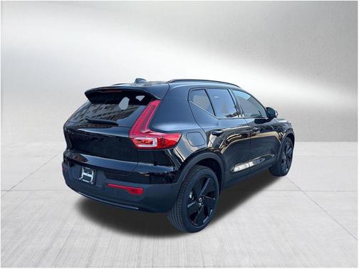 2026 Volvo XC40 B5 Ultra Black Edition
