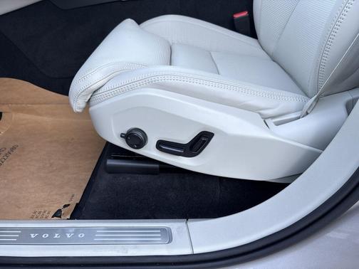 2026 Volvo XC90 B6 Ultra Dark Theme 7-Seater