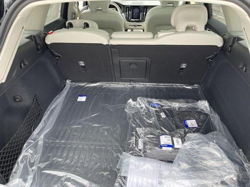 2025 Volvo XC60 Plug-In Hybrid T8 Plus