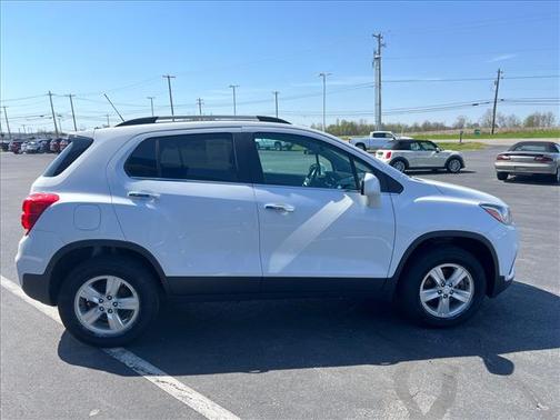 Summit White 2017 Chevrolet Trax LT