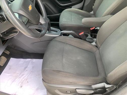 Summit White 2017 Chevrolet Trax LS