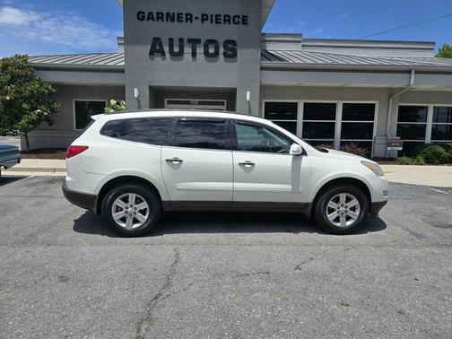 White 2011 Chevrolet Traverse 2LT