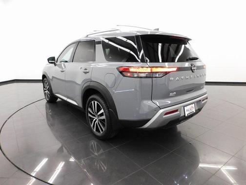 2023 Nissan Pathfinder Platinum FWD
