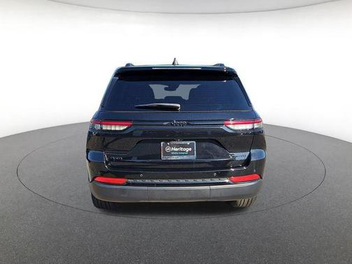 Diamond Black Crystal Pearlcoat 2023 Jeep Grand Cherokee Limited