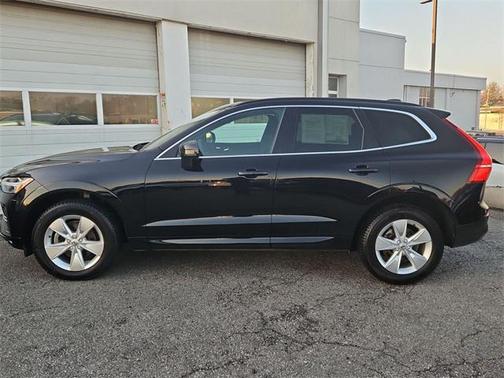 2022 Volvo XC60 B5 Momentum