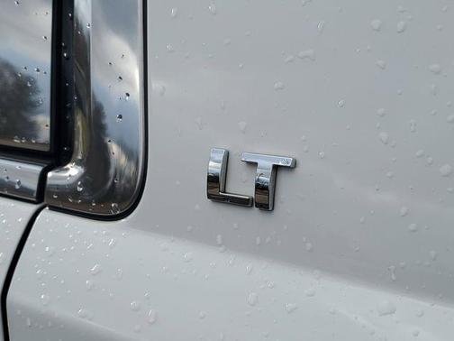 Summit White 2016 Chevrolet Suburban LT