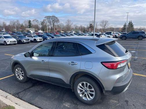 Iconic Silver Metallic 2022 Ford Escape SE