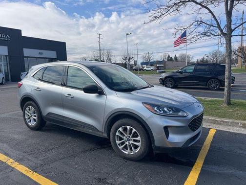 Iconic Silver Metallic 2022 Ford Escape SE