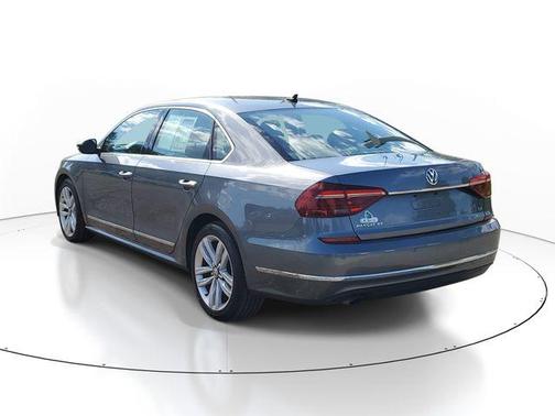 Platinum Gray Metallic 2017 Volkswagen Passat 1.8T SE w/Technology