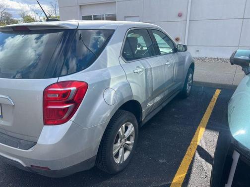 Silver Ice Metallic 2017 Chevrolet Equinox LS