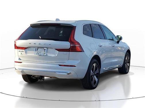 2023 Volvo XC60 Recharge Plug-In Hybrid T8 Core Bright Theme