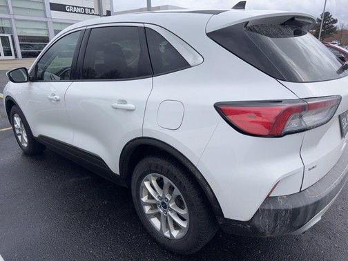 Oxford White 2021 Ford Escape SE