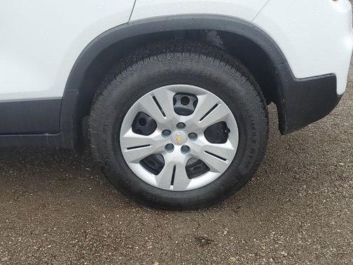 Summit White 2018 Chevrolet Trax LS