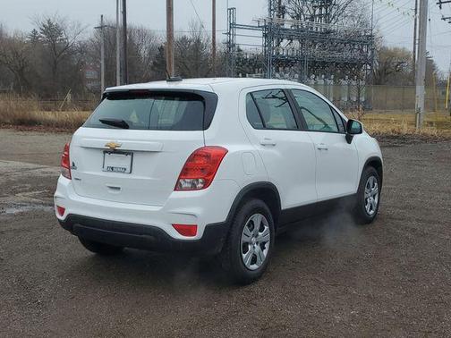 Summit White 2018 Chevrolet Trax LS