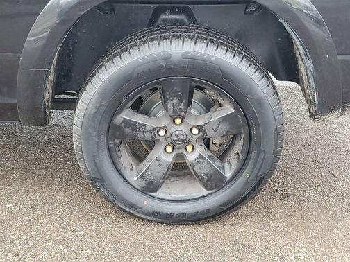 Brilliant Black Crystal Pearlcoat 2018 RAM 1500 SLT