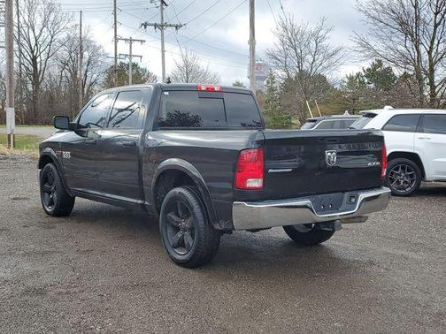 Brilliant Black Crystal Pearlcoat 2018 RAM 1500 SLT