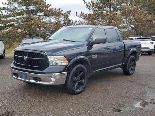 Brilliant Black Crystal Pearlcoat 2018 RAM 1500 SLT