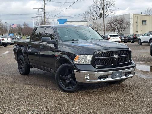 Brilliant Black Crystal Pearlcoat 2018 RAM 1500 SLT