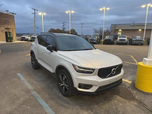 2020 Volvo XC40 T5 R-Design