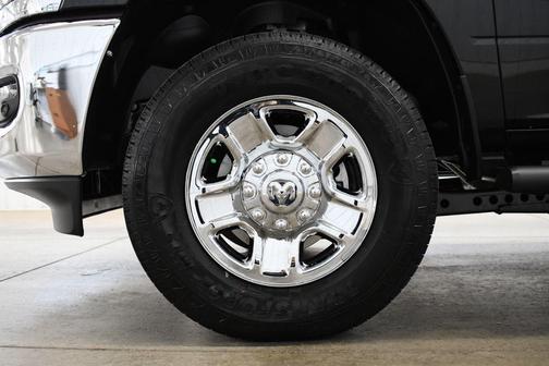 Diamond Black Crystal Pearlcoat 2026 RAM 2500 Tradesman Crew Cab 4x4 8' Box