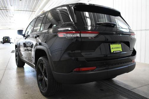 Diamond Black Crystal Pearlcoat 2024 Jeep Grand Cherokee Limited