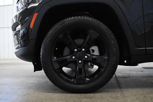Diamond Black Crystal Pearlcoat 2024 Jeep Grand Cherokee Limited