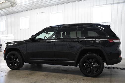 Diamond Black Crystal Pearlcoat 2024 Jeep Grand Cherokee Limited
