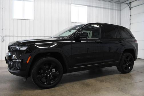 Diamond Black Crystal Pearlcoat 2024 Jeep Grand Cherokee Limited