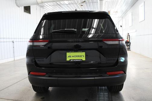 Diamond Black Crystal Pearlcoat 2024 Jeep Grand Cherokee Limited