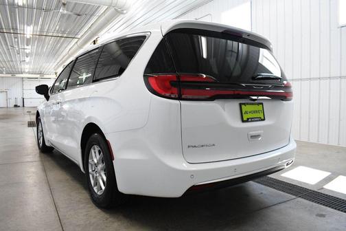 Bright White Clearcoat 2027 Chrysler Pacifica L