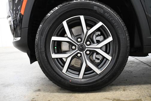 High Gloss Black 2027 Jeep Grand Cherokee L Laredo