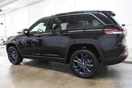 Diamond Black Crystal Pearlcoat 2026 Jeep Grand Cherokee 85th Anniversay Edition 4x4
