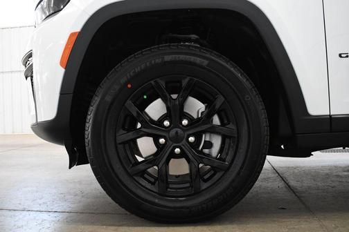 Bright White Clearcoat 2026 Jeep Grand Cherokee L Altitude