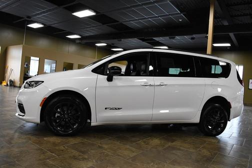 2025 Chrysler Pacifica L