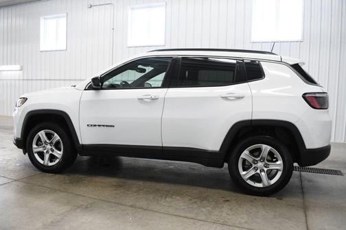 Bright White Clearcoat 2024 Jeep Compass Latitude