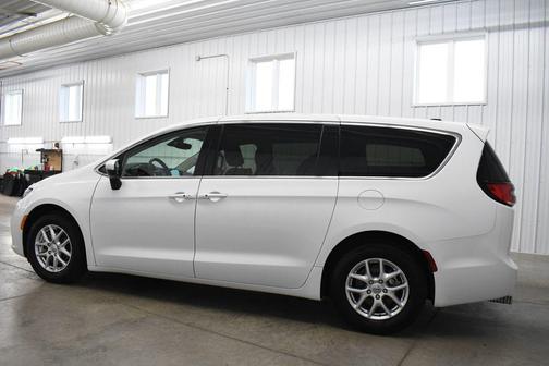 Bright White Clearcoat 2023 Chrysler Pacifica Touring L