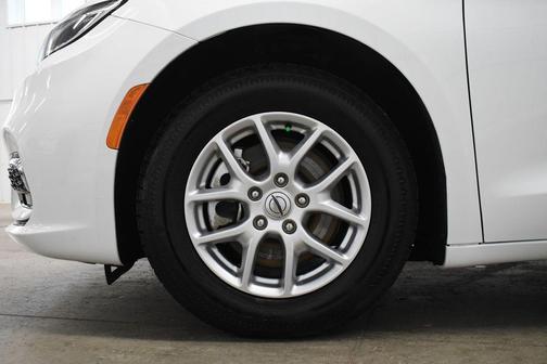 Bright White Clearcoat 2023 Chrysler Pacifica Touring L