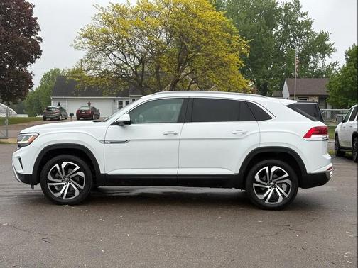 White 2022 Volkswagen Atlas Cross Sport 2.0T SEL