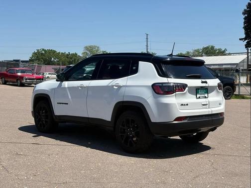 Bright White Clearcoat 2022 Jeep Compass Latitude