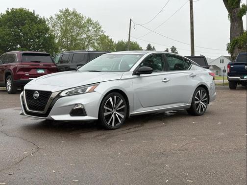Brilliant Silver Metallic 2021 Nissan Altima SR FWD